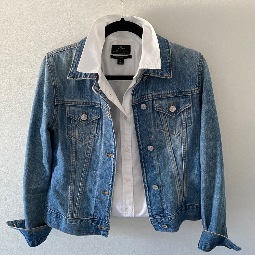 GAP CLASSIC JEAN JACKET - (DENIM) A timeless must have for any wardrobe.